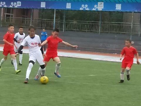 磐石市红旗岭镇第三小学足球队在吉林市校园足球联赛中喜摘桂冠