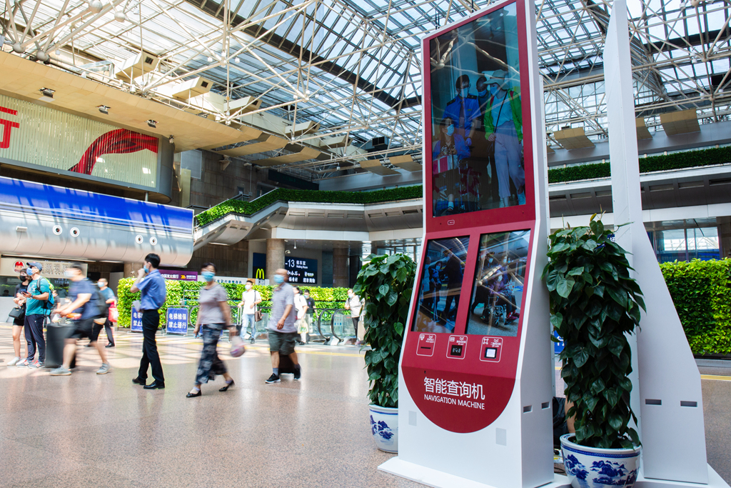 西站新增智能查询机，“看你一眼”就能告诉你哪里候车