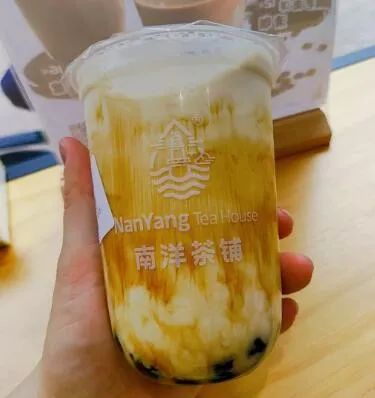 入秋第一杯52块钱的奶茶,奶茶刷爆朋友圈的秋天的第一杯