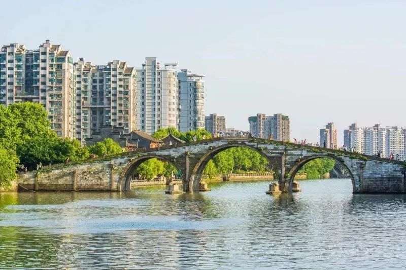 今天，中秋邂逅国庆！拱墅一身“红妆”一城月色，映照万千团圆至味！