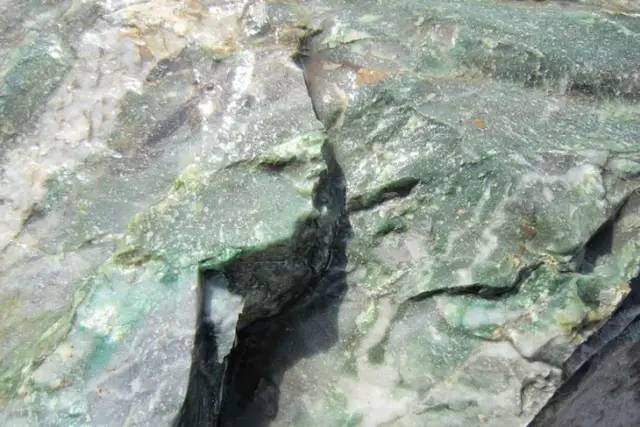 新疆和田为什么买不到真东西,在新疆能买到正宗和田玉吗