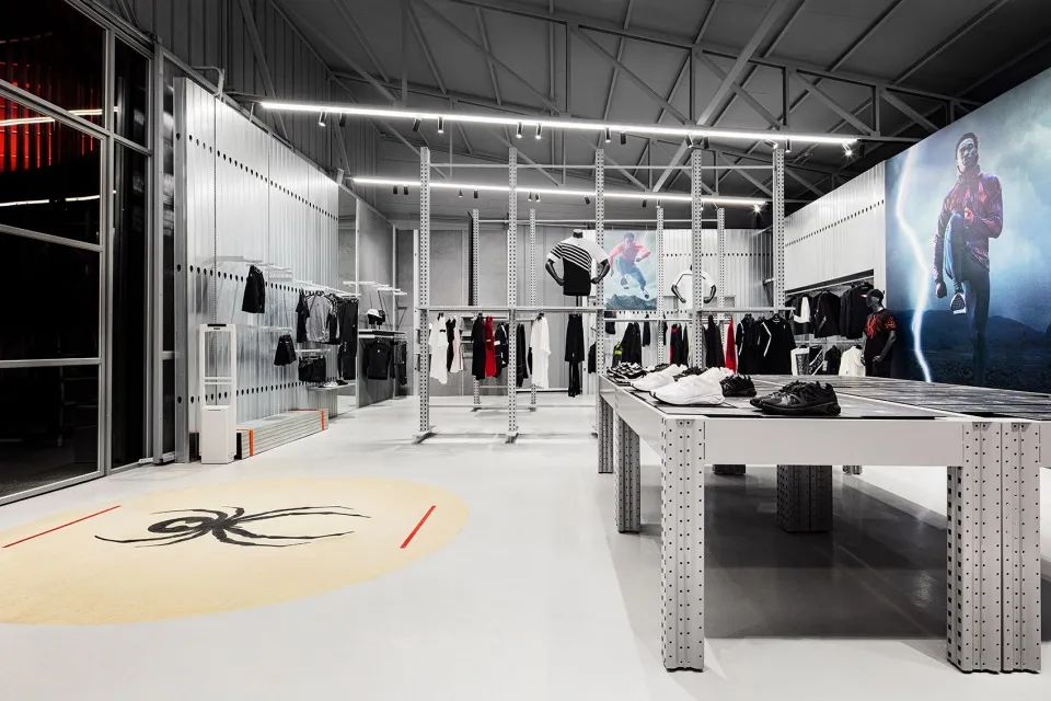 醒目的“蜘蛛网”-SpyderHaven商店/BetwinSpaceDesign