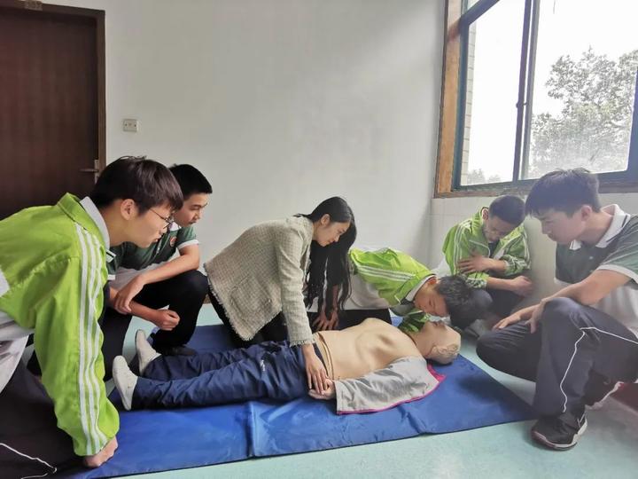 杭州高三学生救人,浙江杭州西湖区救人