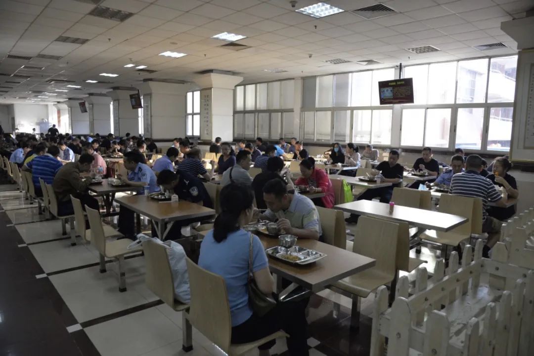 【青年民警微视角】为了奋战的战友，他每天前送数以吨计的“温暖”——走进青年民警李汝芹的一天