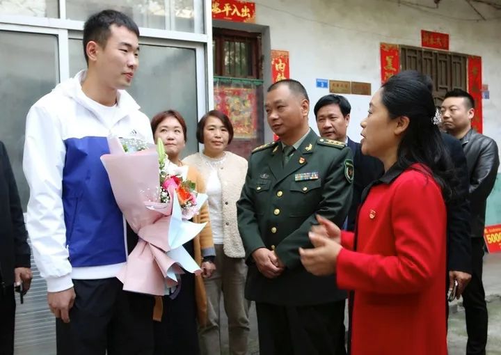 帅勇回老家,帅小伙半路上救了姑娘