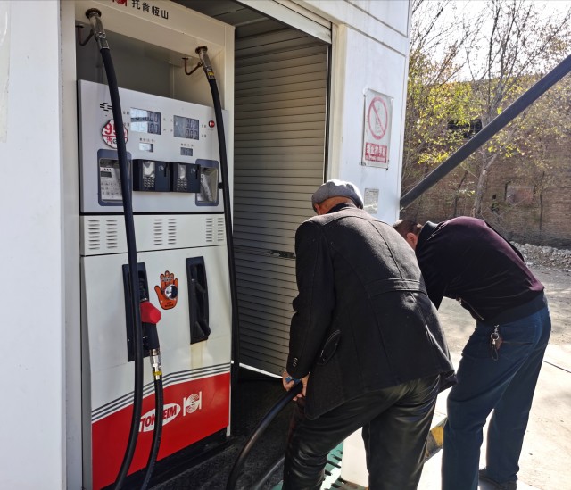 记者暗访黑加油站市场,记者暗访呼和浩特黑加油站