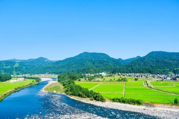 女生把破面包车改装成房车,女生把面包车改造成房车