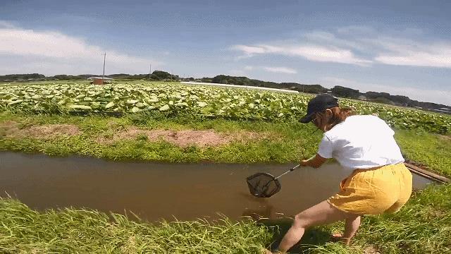 女生把破面包车改装成房车,女生把面包车改造成房车