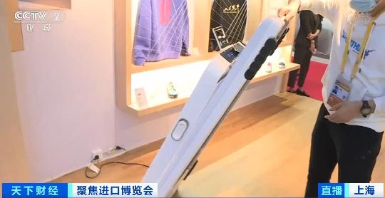 健身爱好者速看！全球首发新品折叠式跑步、划船机、滑板车亮相进博会，在家玩出新花样