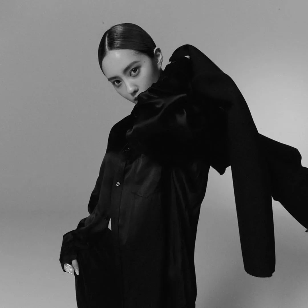 邓紫棋以前穿皮裤的造型,邓紫棋穿粉皮裤的照片