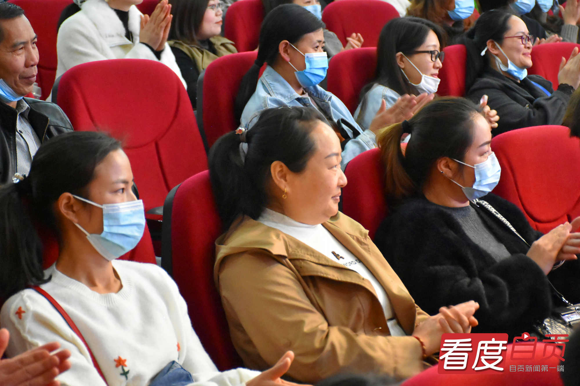 关于早恋利大于弊的辩词,如何给孩子讲早恋的后果和危害