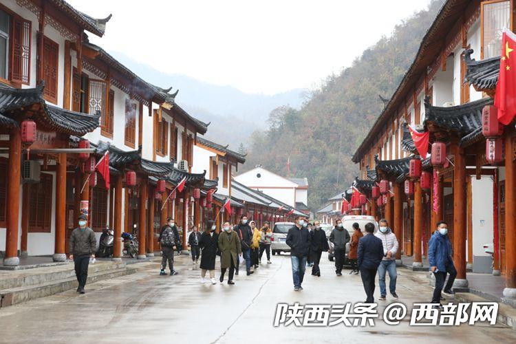 突出富民导向带动群众多渠道增收,提质增效保证贫困户稳定增收