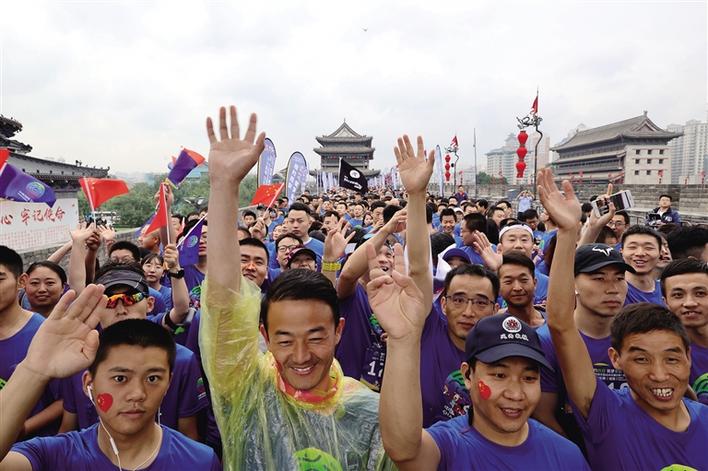 把体育运动普及到群众中去,把福利送到千家万户条幅