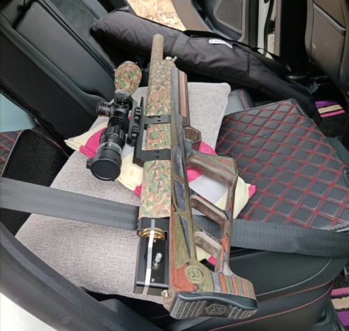 男子用气枪打猎被警察抓住,男子拿气枪进公安局上交吓坏民警