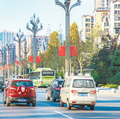 人民日报整版调查：“马路办公”给重庆带来了什么？