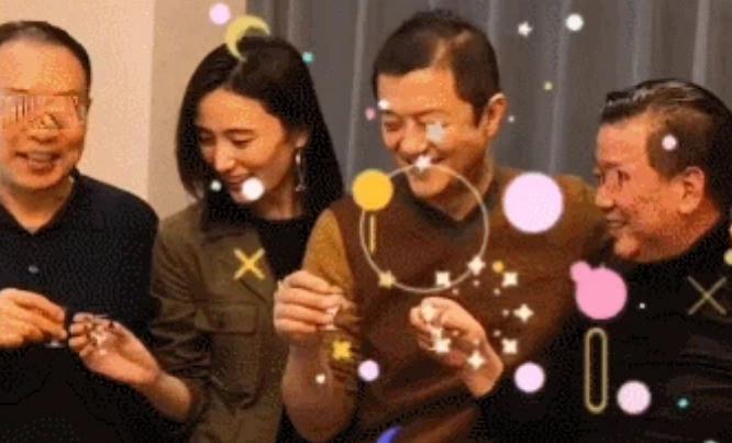 李亚鹏正式见小19岁新欢亲友,李亚鹏罕见秀恩爱无惧19岁年龄差