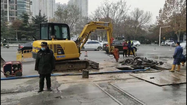郑州暴雨小区排水管爆裂,水管爆裂成喷泉