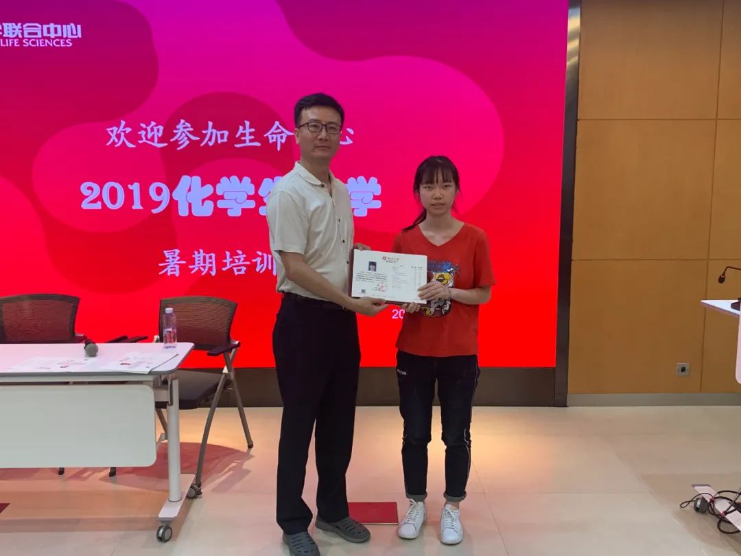 向优秀看齐向榜样靠拢,向优秀的前辈们看齐