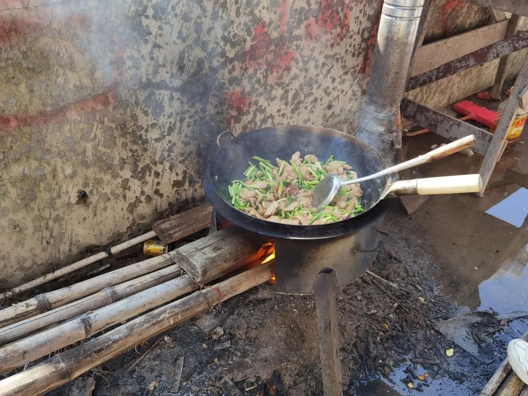 住在烂尾楼的他们，熬过了疫情，却熬不过寒冬……