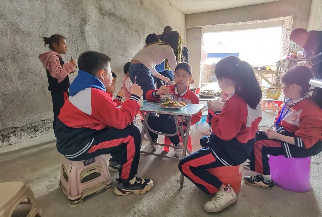 住在烂尾楼的他们，熬过了疫情，却熬不过寒冬……