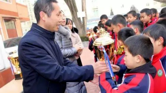 临洮县实验三小校园足球比赛,实验二小踢足球比赛直播