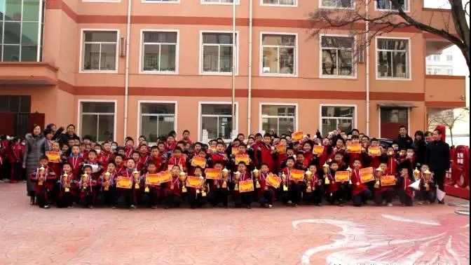 临洮县实验三小校园足球比赛,实验二小踢足球比赛直播