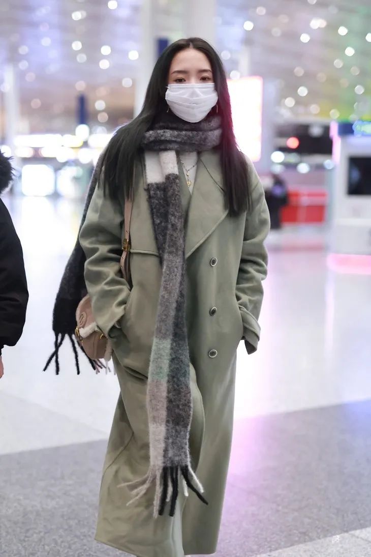 配饰狂|程潇的大牌围巾，logo特大但不显老