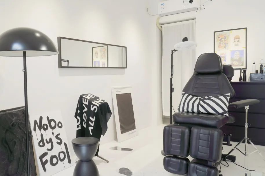 你家楼下的免费展览空间，晒着暖烘烘的太阳散步去吧