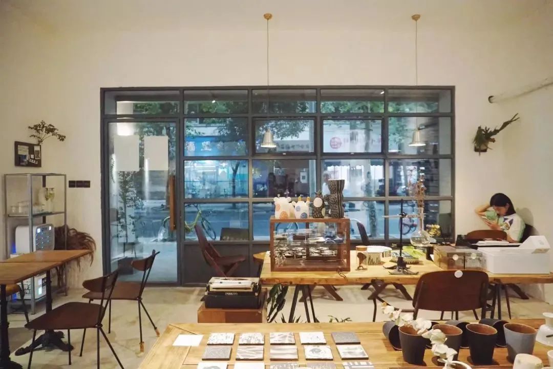 你家楼下的免费展览空间，晒着暖烘烘的太阳散步去吧