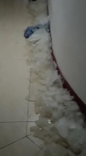 大连两座大厦三年未供暖：业主头发结冰，烤水龙头防冻官方回应