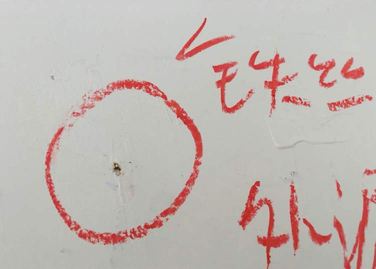 铁丝外露、地暖分水器未见压力表、窗框多处划痕……中南樾府这套新房问题不少