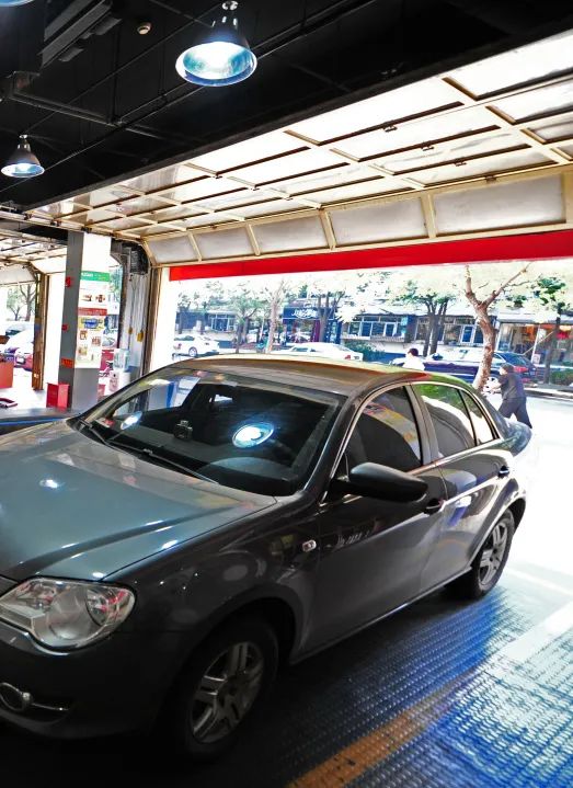 车跑了4千公里机油变黑怎么回事,摩托车机油变黑不换有什么后果