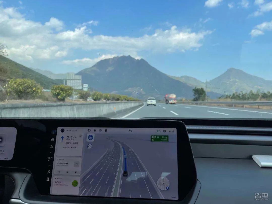 特斯拉小鹏蔚来激烈驾驶评测,作死挑战骑电动车