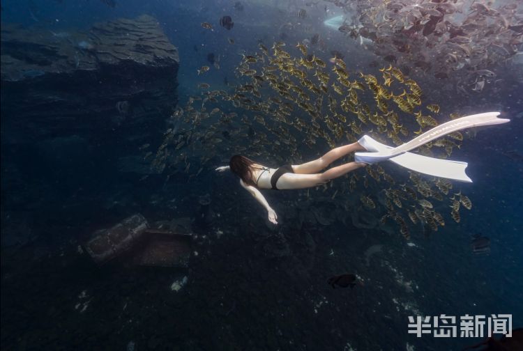 半岛聚焦丨今天我是你:女记者变身美人鱼,“变美”并不容易