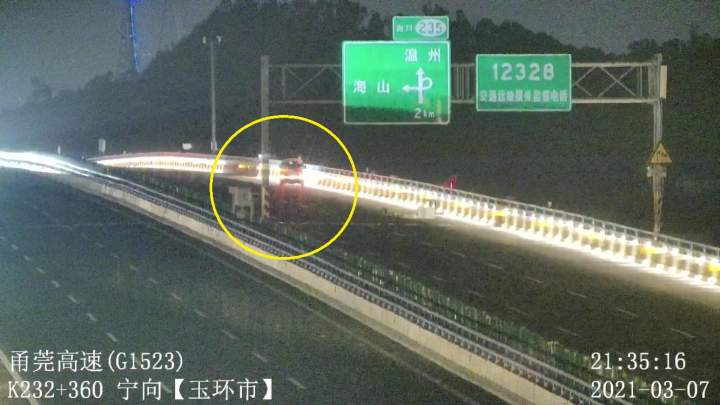 一阵大风，车斗上的东西掉在高速上，这个司机的后续做法值得点赞