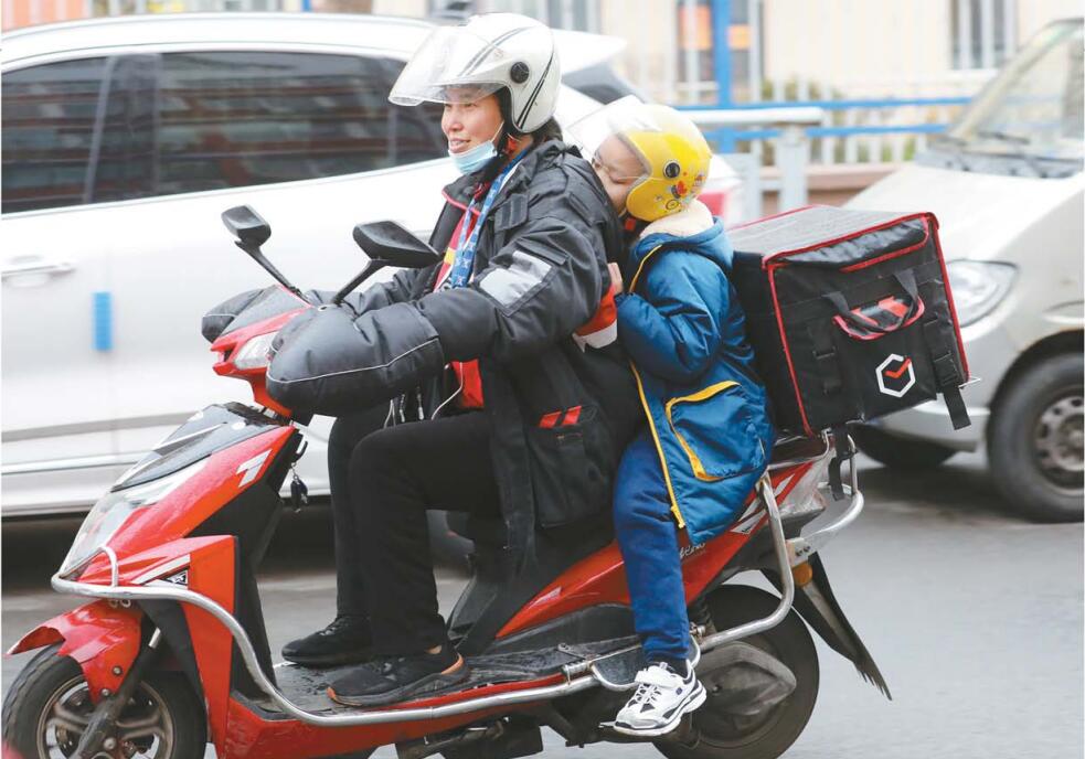 青岛49岁妈妈带着7岁儿子送外卖,外卖妈妈带孩子送餐原视频