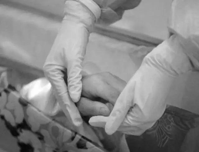 中国入殓师：被问工作就说是民政部门，摸着尸体像冰啤，化妆时逝者眼睛突然睁开