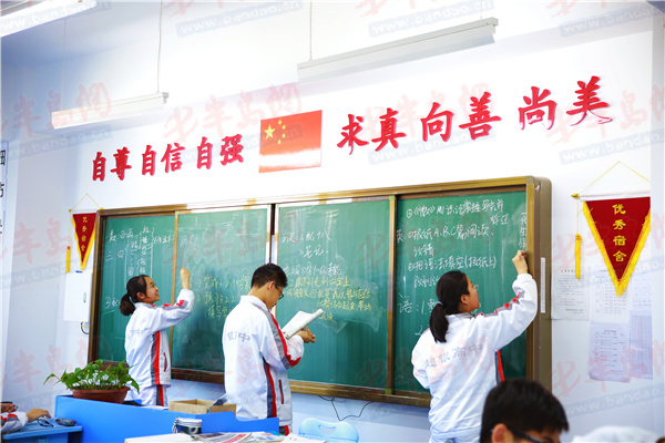 作为一名教育工作者，这位妈妈这样评价超银高中