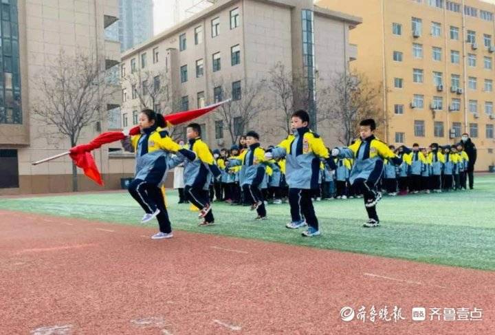 菏泽杏坛小学锦旗,送给教育机构的感恩锦旗