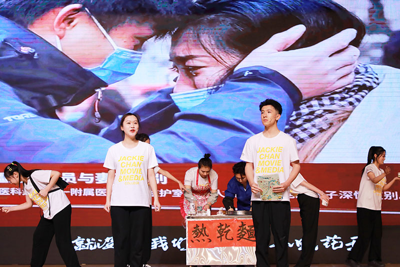 武汉设计工程学院成龙演讲,感恩有你武汉