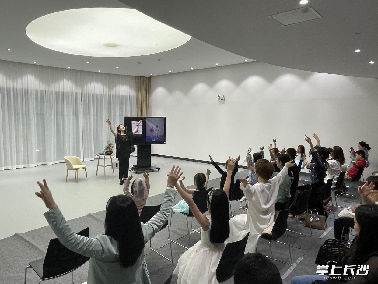 淇濆埄鑻卞浗鐨囧鑸炶箞瀛︽牎,淇濆埄鑻卞浗鐨囧鑺暰鑸炶箞瀛︽牎