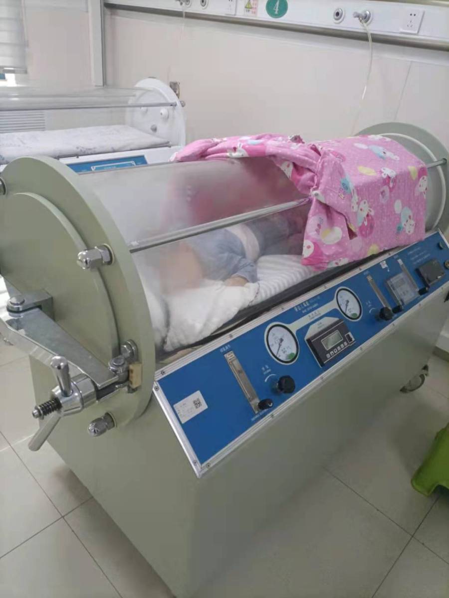 10个月大婴儿床上坠落致脑梗塞，负担不起高额治疗费，谁来帮帮这个家？