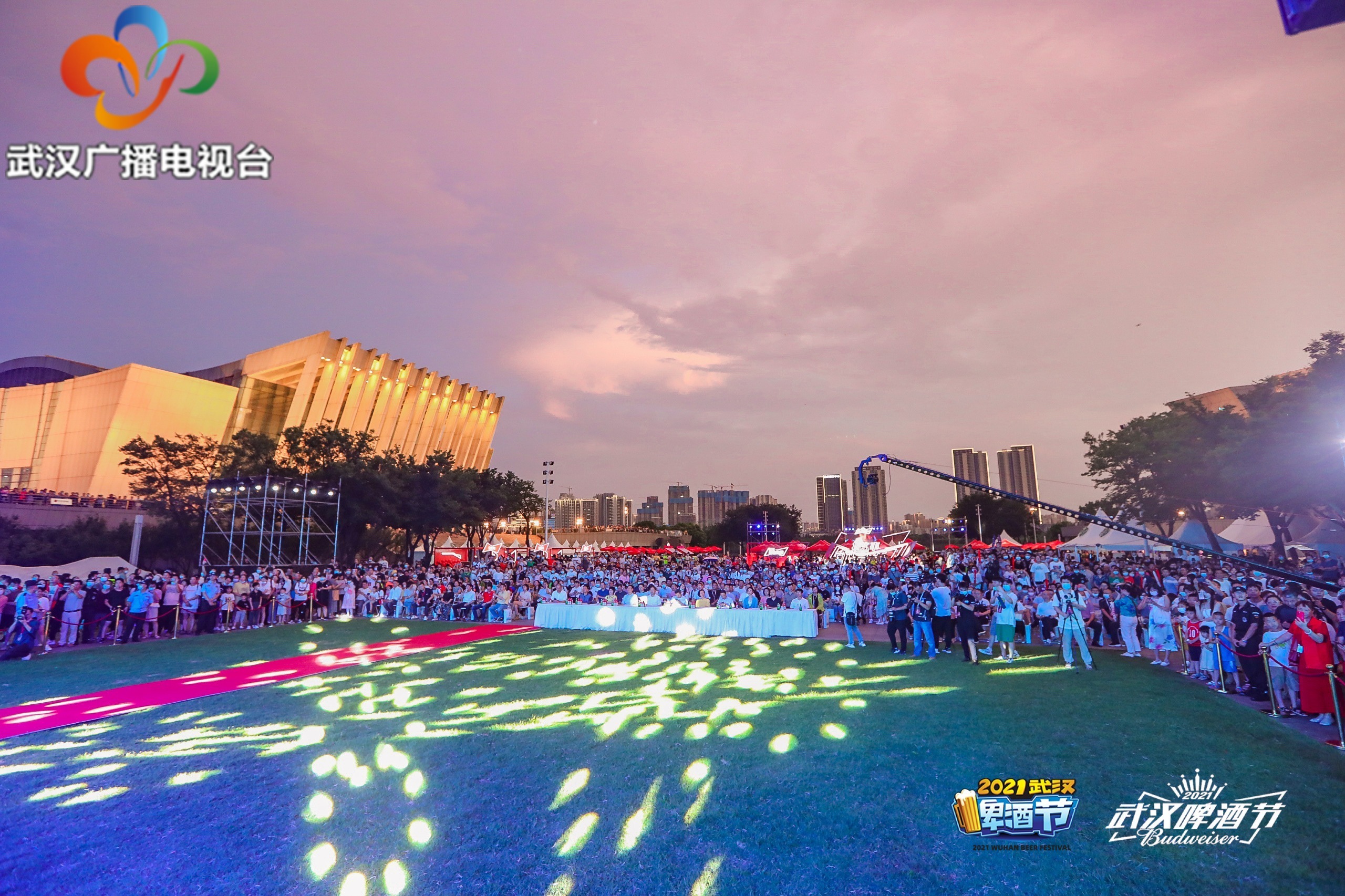 品美酒佳肴,品美酒赏佳肴