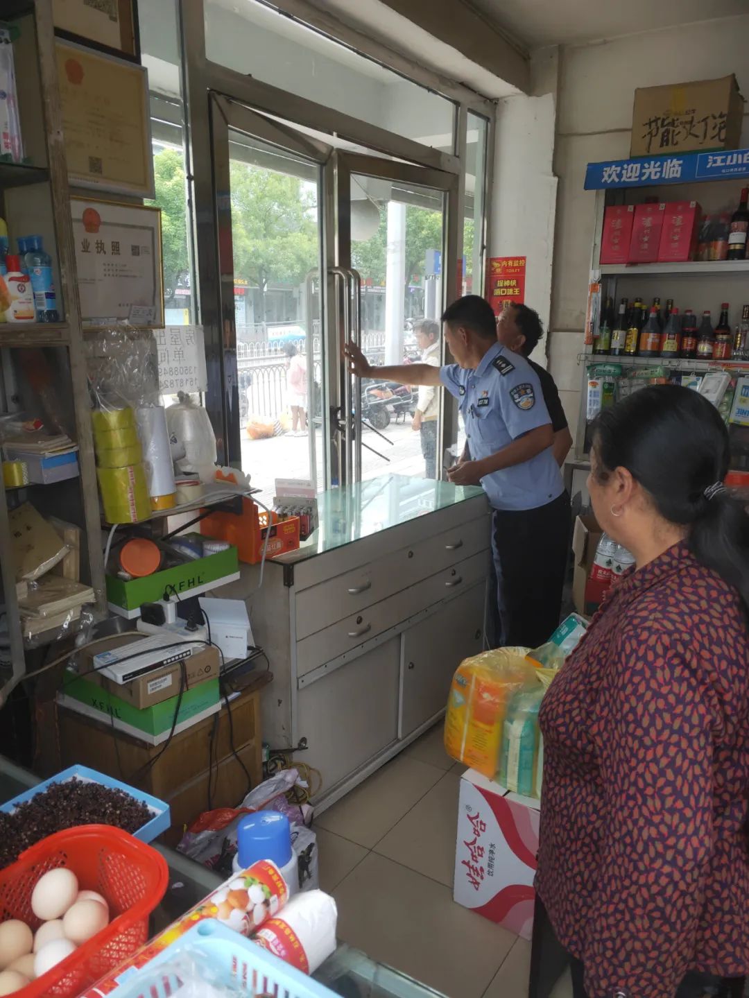 跷！商铺门窗上锁，货品却不翼而飞：民警紧急为170余家商铺打“补丁”