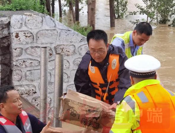 不顾自身危险义无反顾的救人,不顾个人安危舍身救国家财产