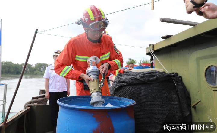 台风致渔船搁浅15名渔民命悬一线,台风致200余艘船只滞留
