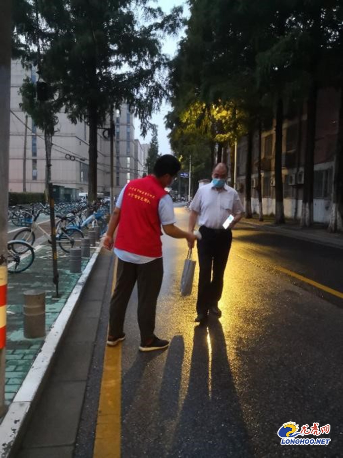 疫线临时党支部党旗飘扬显担当,疫情防控服务站临时党支部