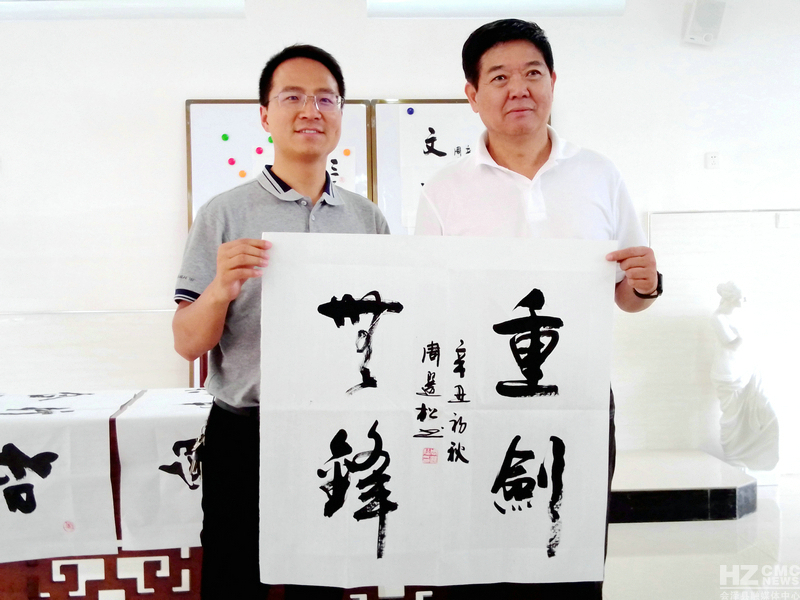 书法家挥毫泼墨送上祝福献爱心,书法家身影出现在公益捐助现场