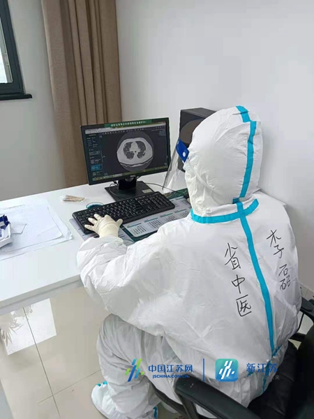 战疫一线丨为看清患者舌苔变化，他经常零距离“凑”到病人面前