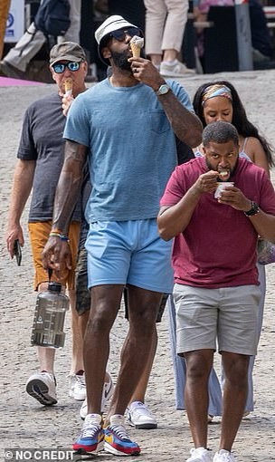 享受生活！媒体晒詹姆斯前天在科西嘉岛品尝冰淇淋度假照